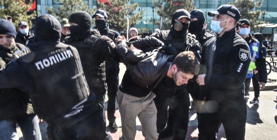 v-odesse-protestuyushchih-protiv-tarifov-zaderzhali-pod-pesnyu-vstavay-strana-ogromnaya-video